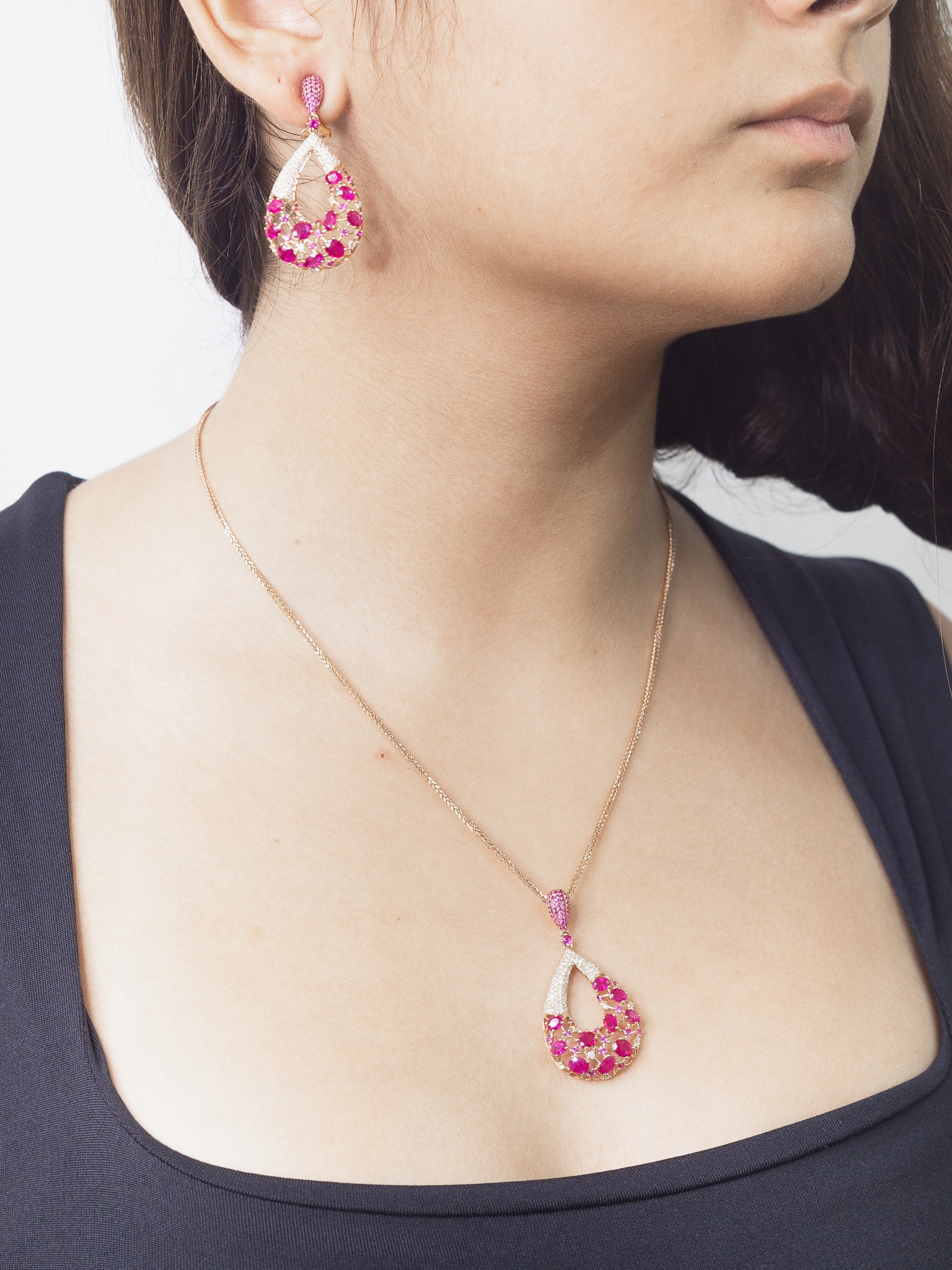 Collar en uso — caída y brillo