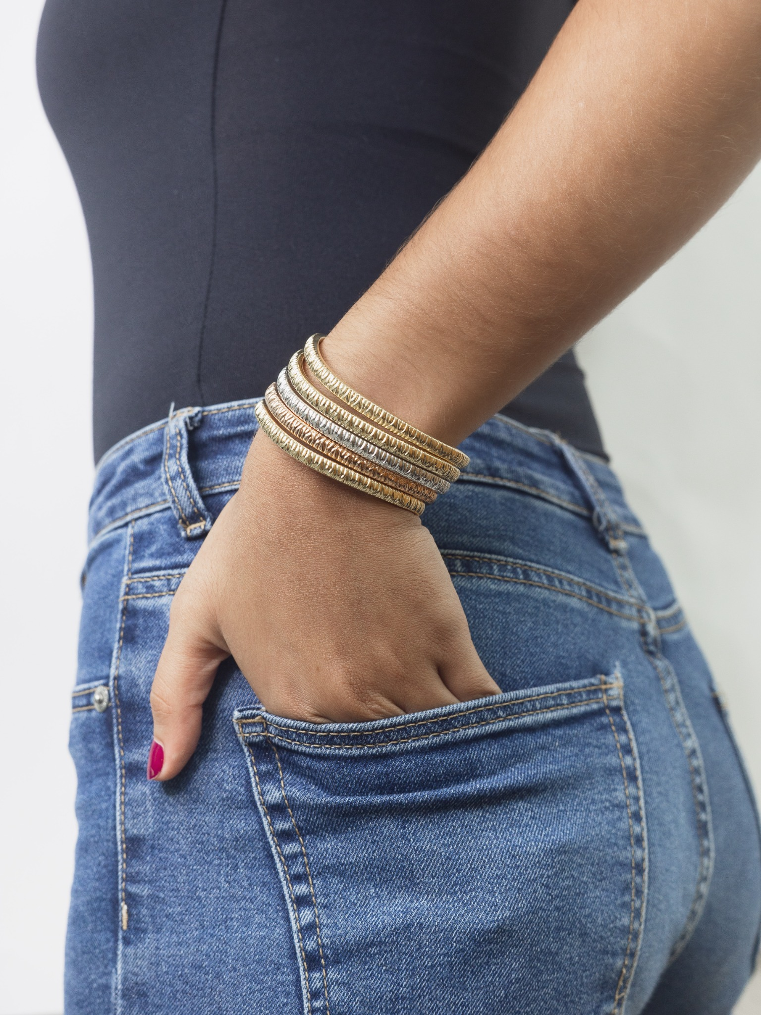 Modelo con collar BP Fancy — oro