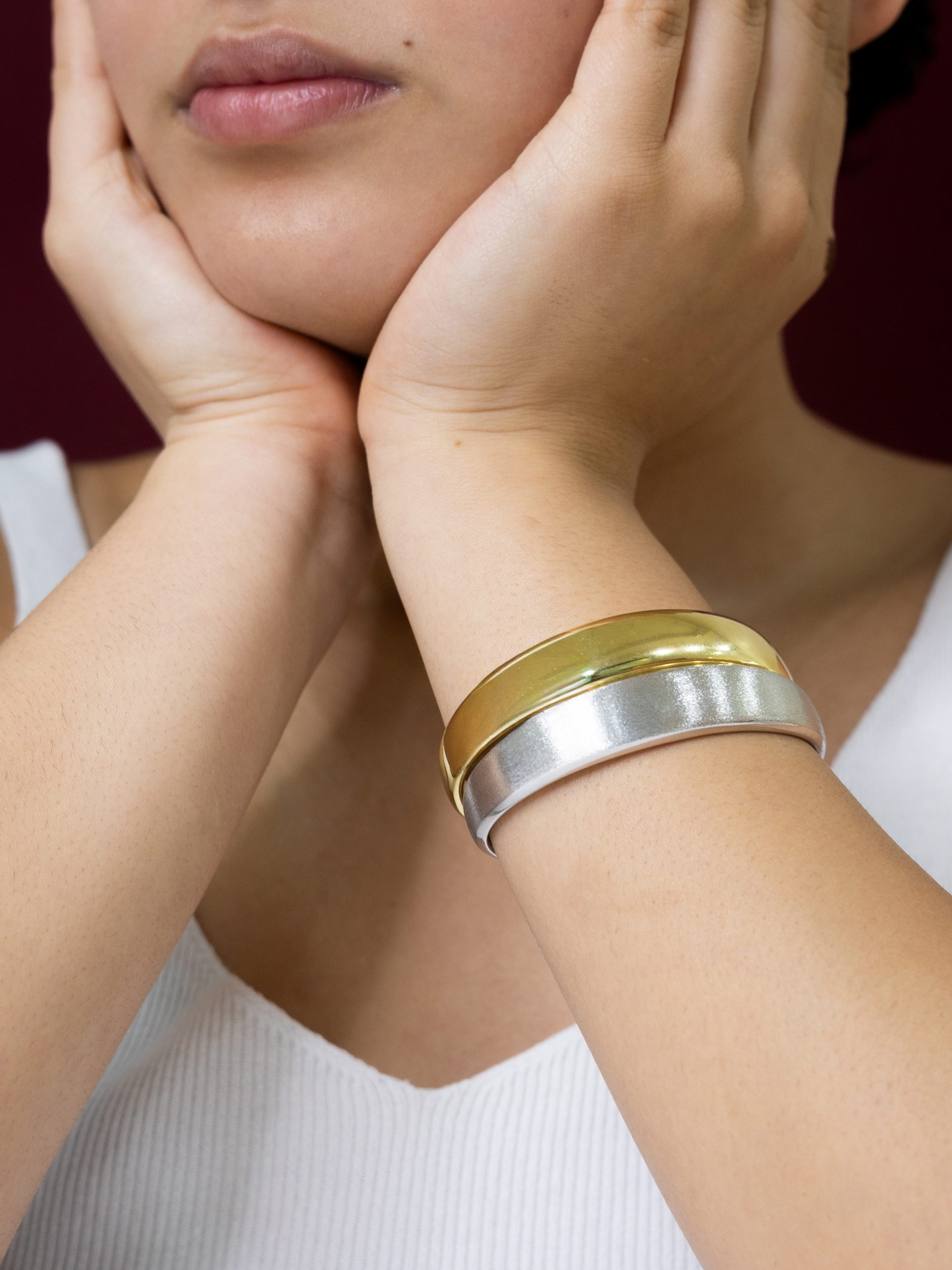 Aretes con piedras y sortija en oro - Colección Amor